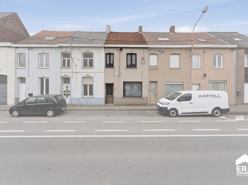 [[ DIT PAND NEEMT DEEL AAN DE ERA OPEN HUIZEN DAG OP 13/6 VAN 14:30 TOT 15:30 ]] Over de woning:Deze gesloten woning in Roeselare biedt een interessan