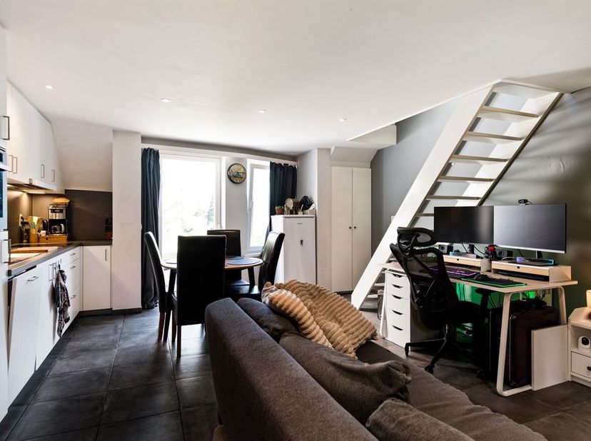 Appartement duplex d'une chambre à coucher dans le centre d'Essen<br />
Commerces, écoles et transports publics accessibles à pied<br />
En entrant da