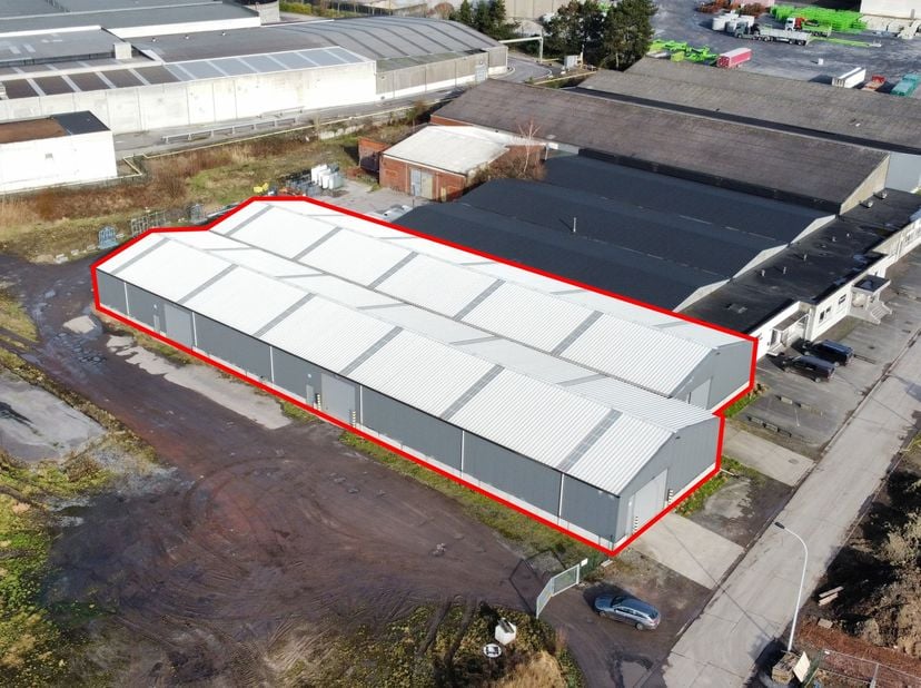 Op het bedrijventerrein aan de Herderstraat in Tielt komt op 1 december 2026 een moderne loods van 2.149 m² vrij. De loods bestaat uit twee aaneengesl