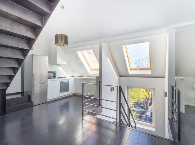 Splendide appartement moderne, 2 ch + mezzanine, aménagé en 2008, en excellent état d'entretien, toiture du bâtiment principal (neuve et isolée en 200