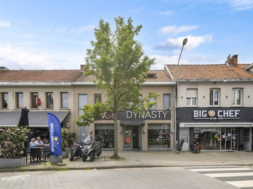 Locatie: Laar 7, Centrum Aartselaar<br />
Type vastgoed: Commercieel pand (horeca)<br />
Huidige uitbating: Wokrestaurant – reeds jarenlang (+ 20 jaar