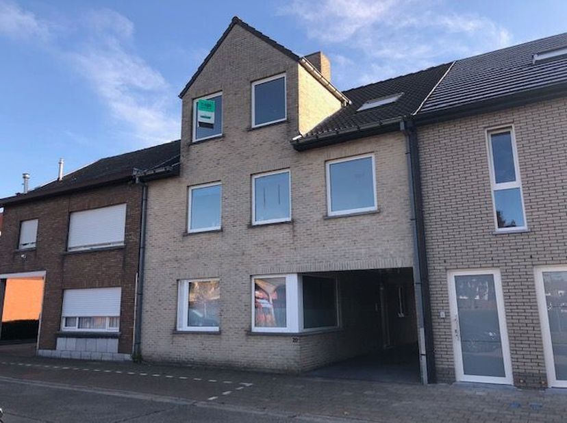 In het centrum van Roeselare bevindt zich deze opbrengsteigendom. Het bestaat uit 3 appartementen die momenteel verhuurd zijn. Bijhorend zijn er ook 3