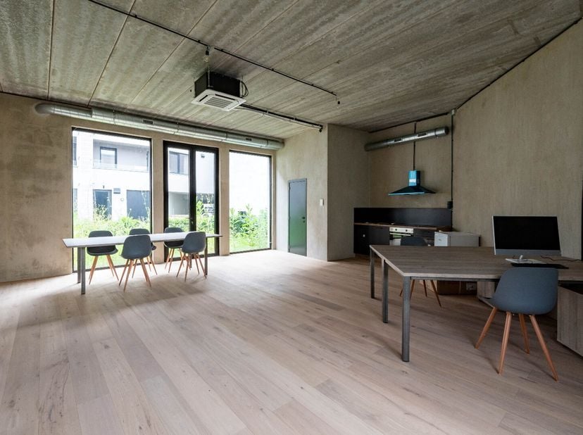 Bien professionnel à louer
                    à 2060 Antwerpen