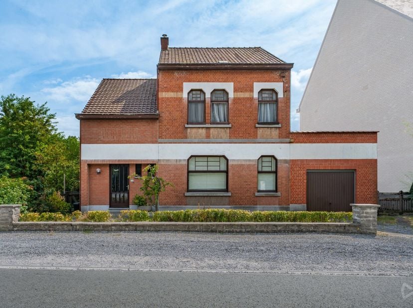Située à proximité immédiate de toutes les commodités, WE INVEST Mons vous propose cette très belle villa à rénover entièrement, offrant de beaux volu
