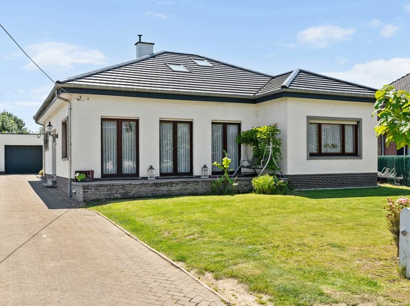 Volledig gerenoveerde en vrijstaande gezinswoning met 5 slaapkamers, garage en zwembad in het charmante Val-Meer. De geliefde Mielestraat combineert l