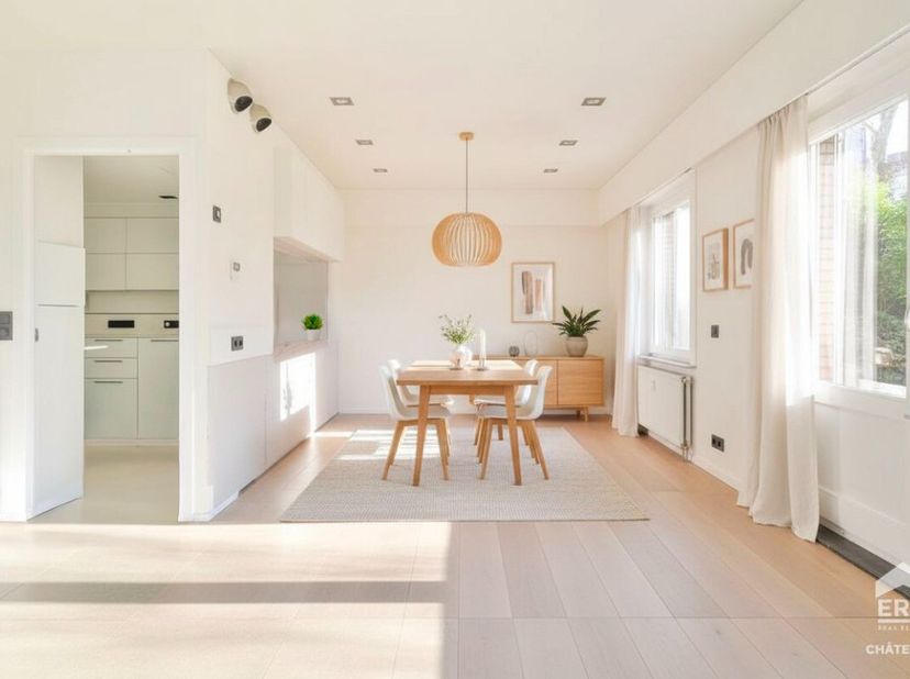 ERA CHÂTELAIN biedt u dit 1-slaapkamerappartement op het gelijkvloers aan, gelegen in het hart van de Châtelainwijk in Elsene, op wandelafstand van wi