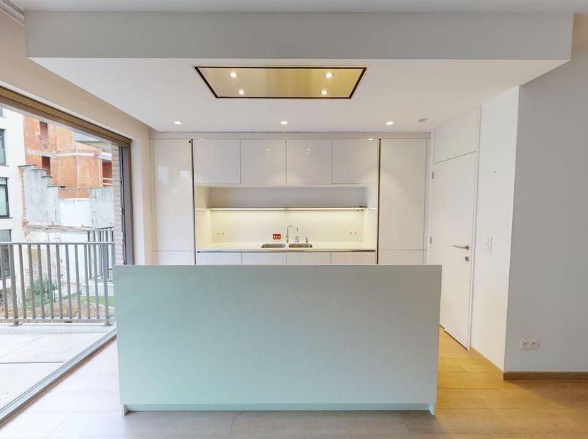 Op het trendy Zuid op wandelafstand van het Museum voor Schone Kunsten bevindt zich dit appartement met 2 slaapkamers, een gezellig terras en parking.