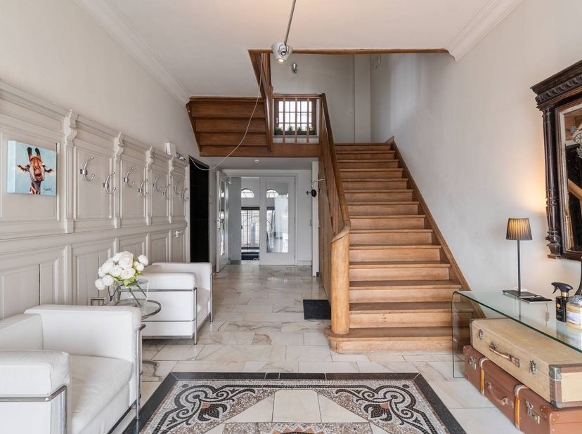 - Perceel van 14a 49ca<br />
- Zuidwestelijke oriëntatie<br />
- Bouwjaar 1955<br />
- Recente renovaties<br />
- EPC C (232 kWh/m²)<br />
- 450 m² be