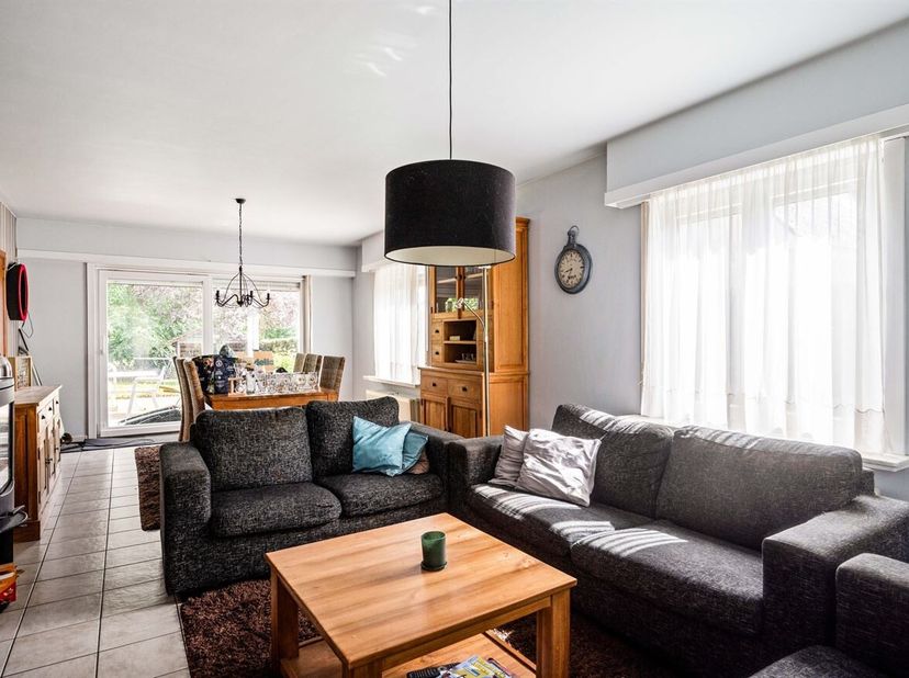 Gelegen aan de Dennelaan 45 in Averbode bevindt deze ruime woning zich in een rustige woonomgeving met vlotte verbindingen naar Diest, Aarschot, Leuve