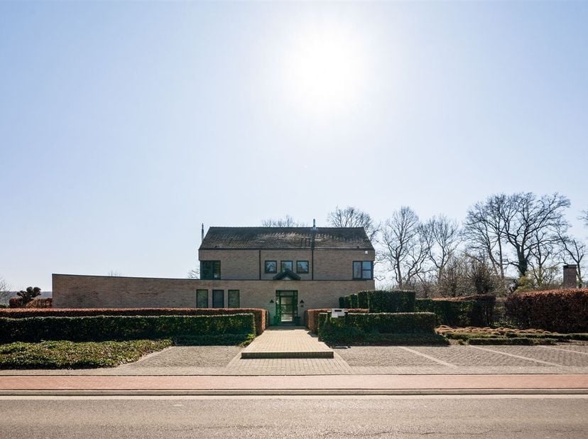 Gelegen in het pittoreske Molenstede (Diest) geniet deze villa van een rustige, groene ligging met een geweldig uitzicht. Tegelijkertijd zijn winkels,