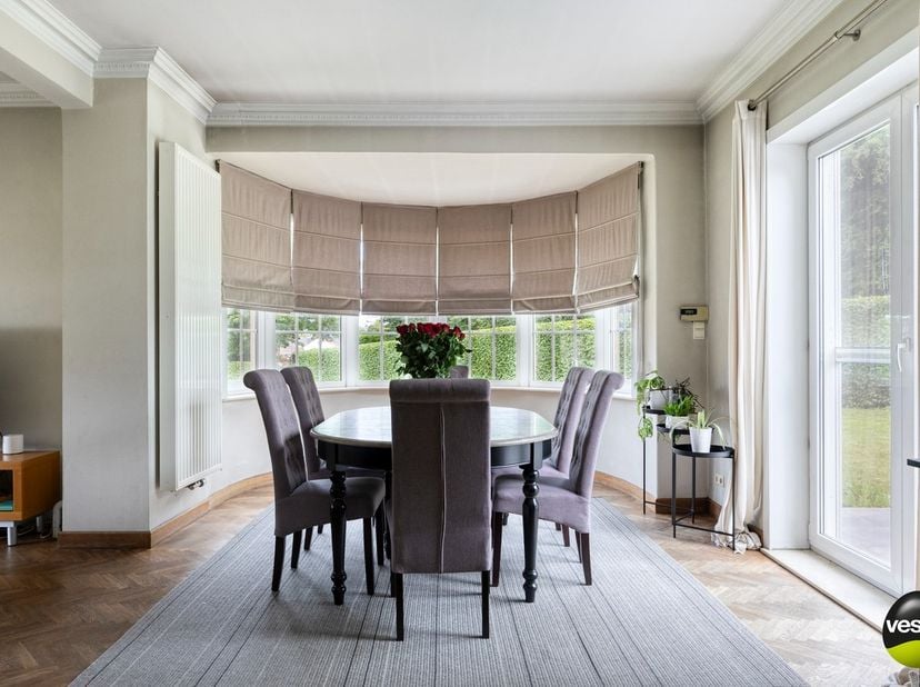 Ruime open bebouwing met 5 slaapkamers op een perceel van 17a 98ca, zuidgerichte tuin en zwemvijver<br />
<br />
Deze charmante open bebouwing, gelege