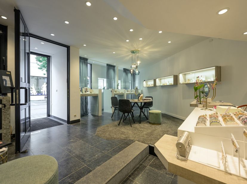 Dit unieke gebouw is momenteel ingedeeld als volgt:<br />
Gelijkvloers: - verhuurde handelsruimte (met eigen inkom) links van het gebouw (kwalitatief