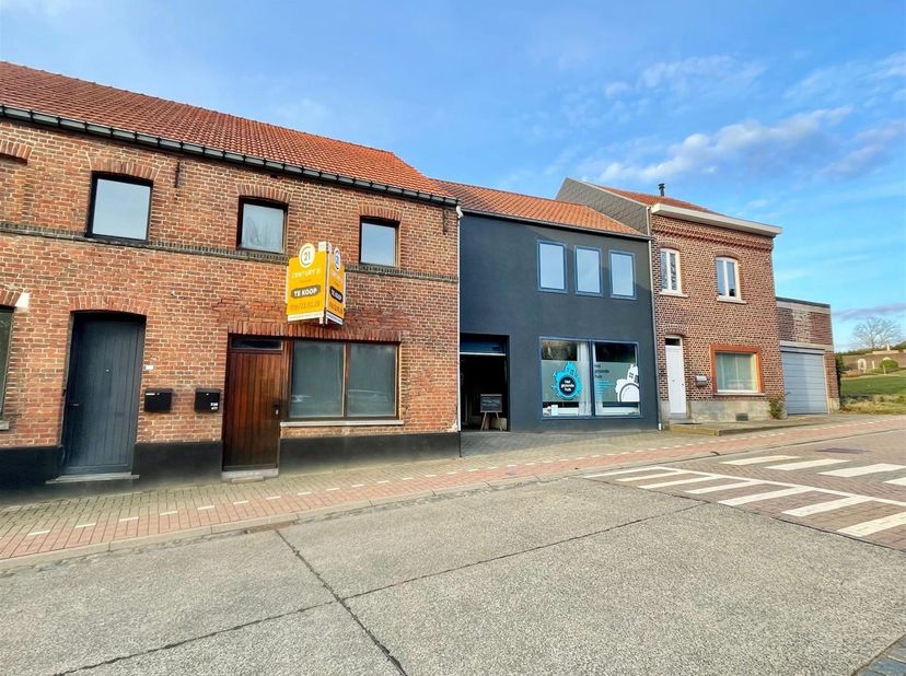 In het centrum van Haasrode, vlakbij de kerk van Blanden bevindt zich deze veelzijdige eigendom met een praktijkruimte (200m²) op het gelijkvloers en