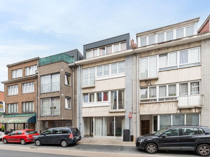 Immo Groot Leeuw presenteert u een bijzondere opbrengsteigendom bestaande uit 4 appartementen, aangevuld met 2 garageboxen.<br />
Het gehele gebouw is