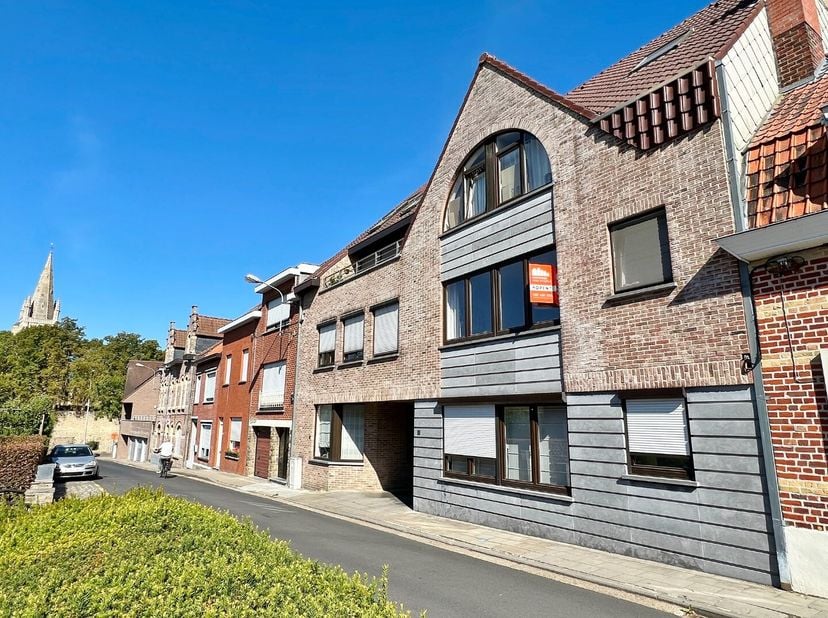 Dit appartement is gelegen op een boogscheut van de vestingen, Menenpoort en de Grote markt (TOPLIGGING) en omvat een inkom, apart toilet, ruime licht