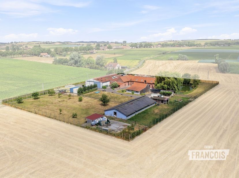 Ontdek deze uitzonderlijke en instapklare (landbouw)woning te koop in Nieuwkerke (Heuvelland), prachtig gelegen tussen de velden op een perceel van ma