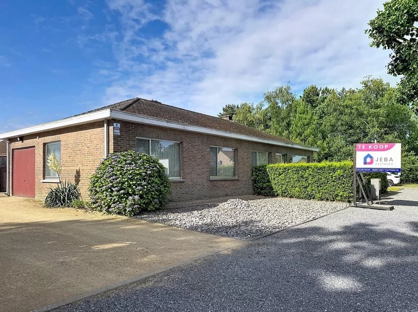Deze gelijkvloerse woning is gelegen te Mol-Wezel, een rustige straat in een groene omgeving.<br />
Het perceel heeft een oppervlakte van 1010 m².<br
