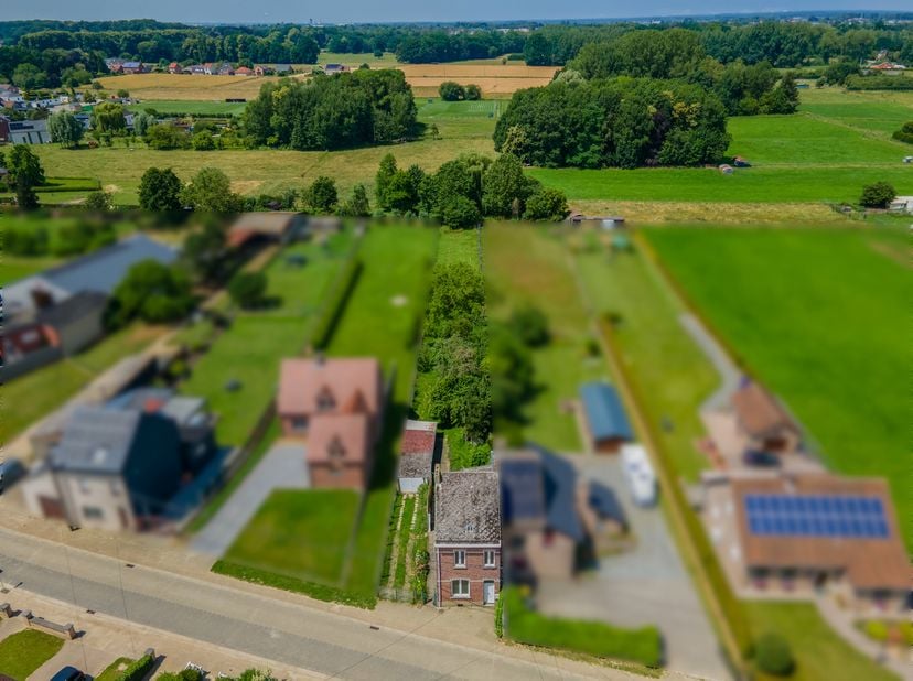 Te renoveren 3-gevelwoning op een groot terrein van bijna 12are, ideaal gelegen in een landelijke omgeving tussen het centrum van Everberg en Meerbeek