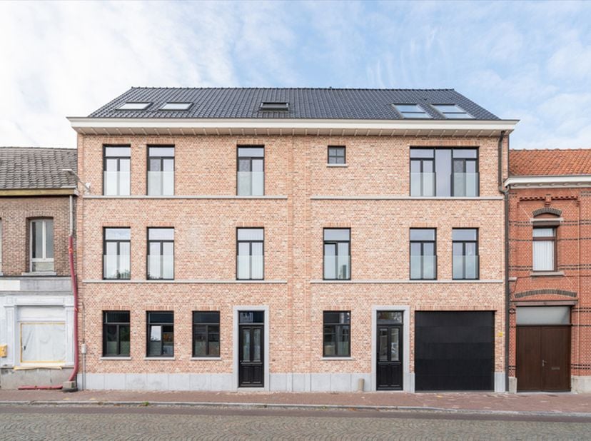 Deze woning is gelegen nabij het centrum van Zele. <br />
Vlot bereikbaar en op fiets- en wandelafstand van openbaar vervoer/station Zele, de markt, w