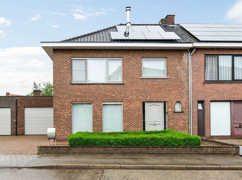 Maison familiale avec 3 chambres, 2 garages et jardin<br />
Rez-de-chaussée :<br />
Hall d'entrée avec WC visiteurs et armoires encastrées. A côté se