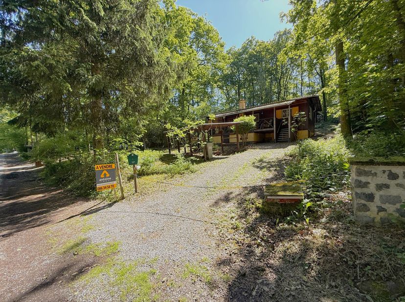 Situé au calme sur les hauteurs de Barvaux (Durbuy), à proximité des commodités et des activités touristiques, ce chalet est implanté sur une parcelle