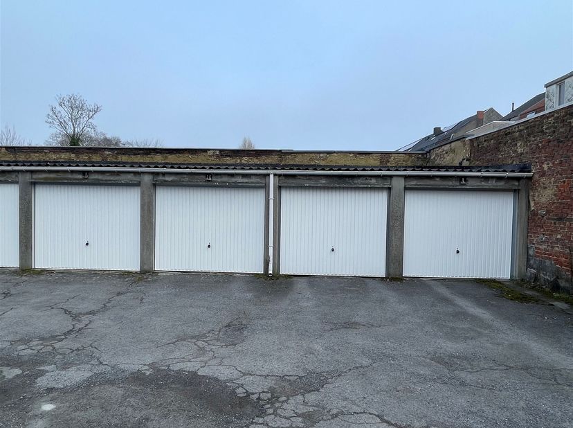 Garage gelegen te Kortrijk, Veldstraat 206.