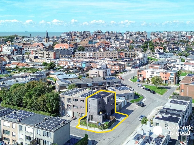 Wie op zoek is naar ruimte, comfort én flexibiliteit, ontdekt in deze recente woning in Wenduine heel wat meer dan op het eerste gezicht verwacht. Met