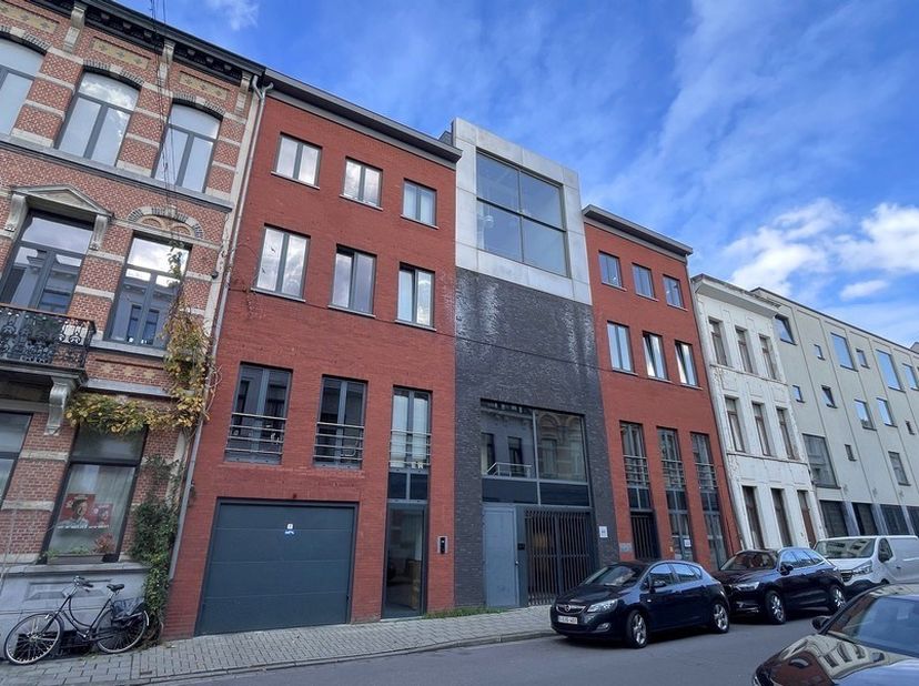 216m² instapklaar kantoor met privatief terras op tweede verdieping in uniek voormalig fabriekspand The Paint Factory<br />
Ligging: in het zuidelijk
