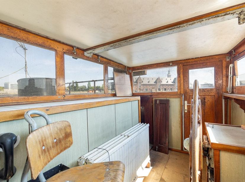Woonboot met ligplaats te koop in centrum Mechelen<br />
Ligging: De woonboot is gelegen in het Keerdok te Mechelen. Deze centrale locatie maakt dat h