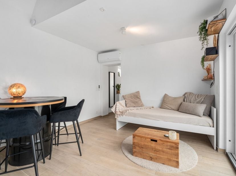 Deze gezellige en compacte woning werd met oog voor kwaliteit vernieuwd tussen 2024/2025 en is perfect voor wie zorgeloos wil wonen. Dankzij het gunst