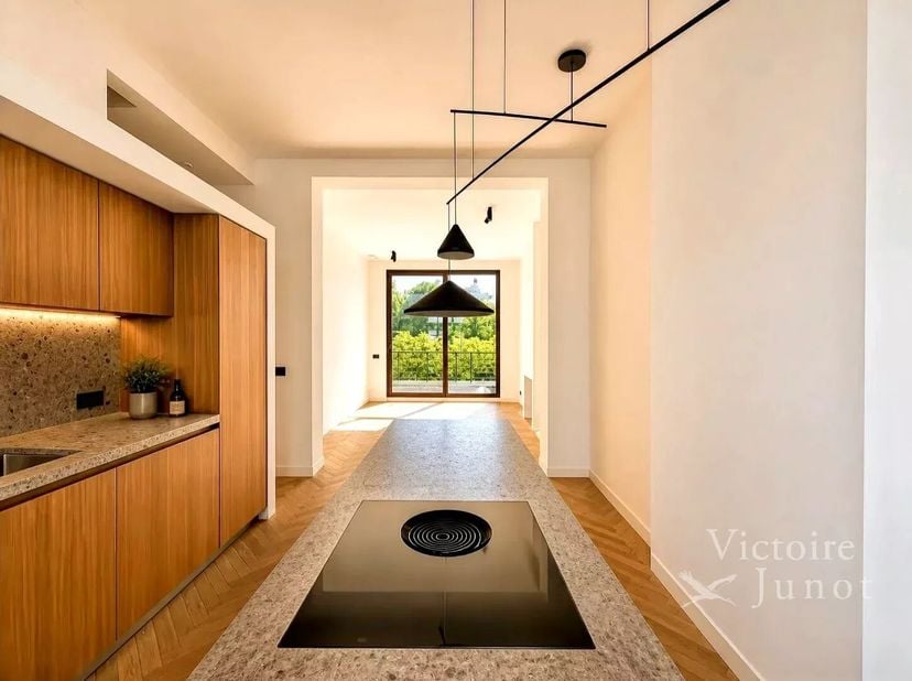 Victoire | Junot biedt u deze prachtige triplex aan, gelegen in een elegante, karaktervolle herenhuis, ideaal gesitueerd tussen Louise en het Hôtel de