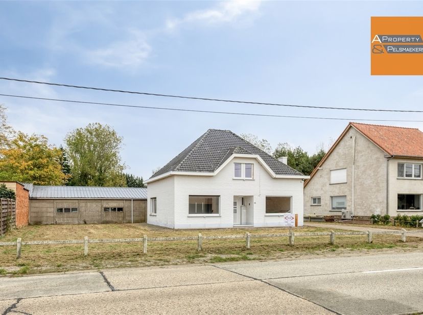 Te koop in Ramsel: ruime en veelzijdige woning met veel potentieel. Deze vrijstaande woning ligt op een royale kavel van circa 2.385 m² en heeft een b