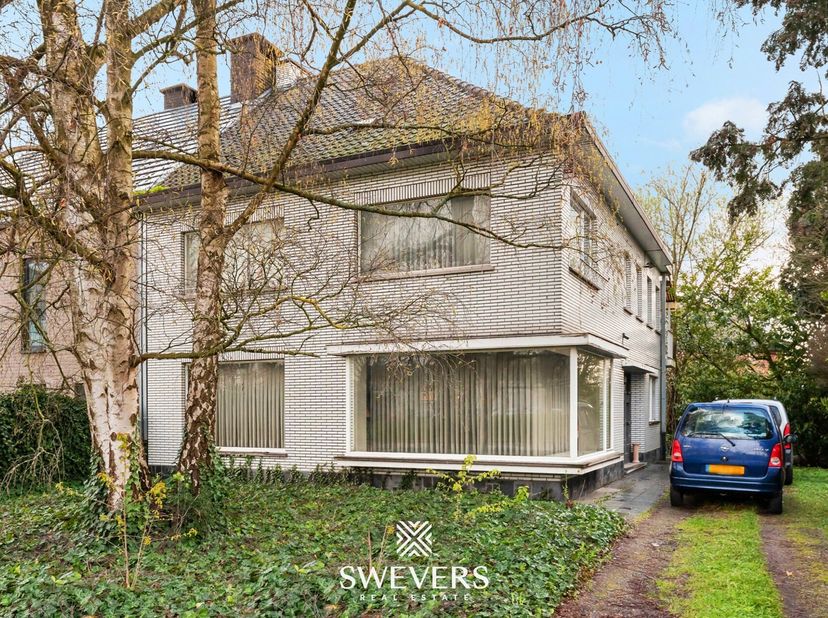 Interesse? Meer informatie op www.SWEVERS.be. - De woning aan de Boerenkrijgsingel 88 in Hasselt is een halfopen bebouwing uit 1966 met een bewoonbare