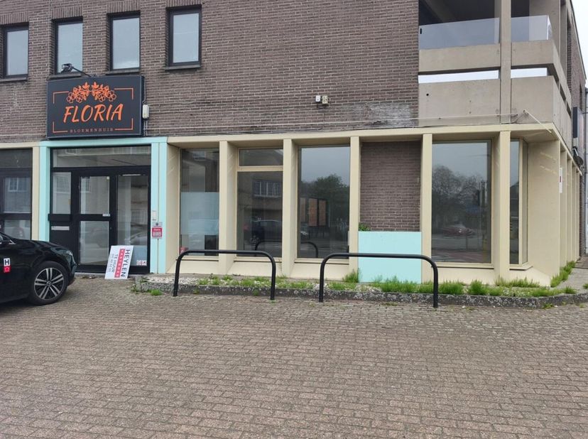Propriété commerciale avec de nombreuses possibilités dans un emplacement central à Ham<br />
Situation<br />
Situation privilégiée sur la Olmensestee
