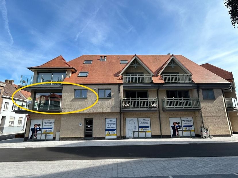Lichtrijk hoekappartement met twee slaapkamers vlakbij het gemeentehuis van Middelkerke. Dit  appartement op de eerste verdieping heeft rondom zonnete