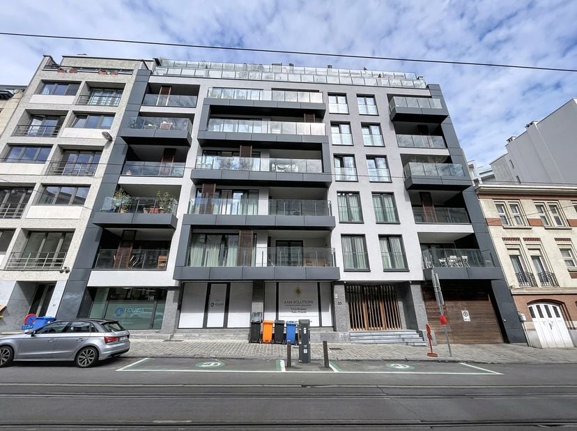 Boulevard de la Cambre, appartement de 68m2 situé au calme à l'arrière d'un immeuble récent de standing. Il se compose d'un living avec cuisine ouvert