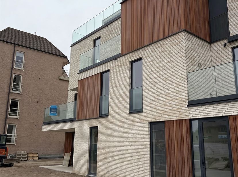 Dit nieuwbouw appartement zal volledig instapklaar afgewerkt worden en tot in de puntjes geschilderd zodat u enkel nog naar eigen wens hoeft in te ric