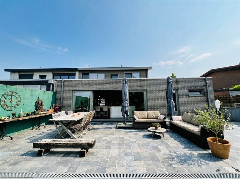 Instapklare, rustig gelegen gezinswoning <br />
Op zoek naar een instapklare woning waar ruimte, comfort en een prachtige tuin samenkomen? Dan is deze