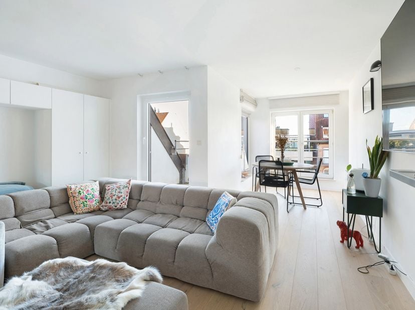 Gelegen op het beste deel in de Lippenslaan bevindt zich dit aangename duplex-appartement met een vlotte en functionele indeling en meerdere terrassen