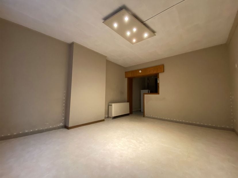 Te moderniseren opbrengstpand met 2 appartementen met 1 slaapkamer, gelegen op een perceel van 78 centiare in het centrum van Péruwelz.<br />
<br />