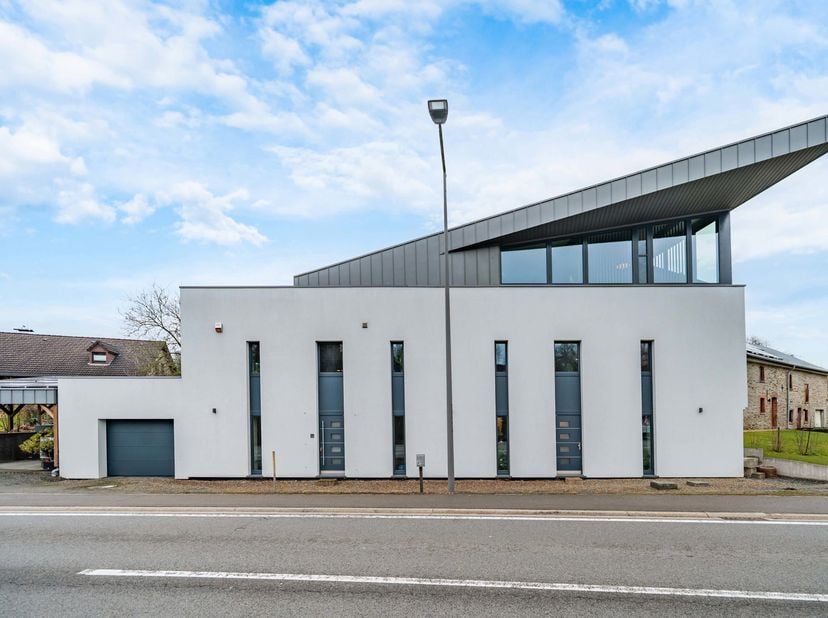 EasyHome biedt u deze unieke viergevelwoning aan, een architecturaal meesterwerk gelegen in een rustige en gegeerde omgeving vlak bij de Luxemburgse g
