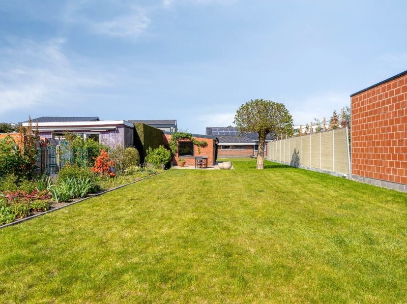 Villa prête à emménager sur un vaste terrain de 1 294 m² à Sint-Eloois-Vijve Cette villa individuelle allie espace, confort et emplacement central sur
