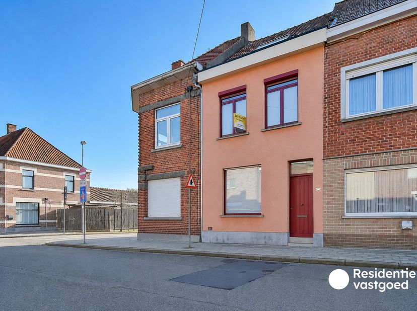 Welkom in de Meenseheirweg 139, een gerenoveerde woning met ruime garage in het hart van Roeselare. Op wandelafstand zijn er winkels, openbaar vervoer