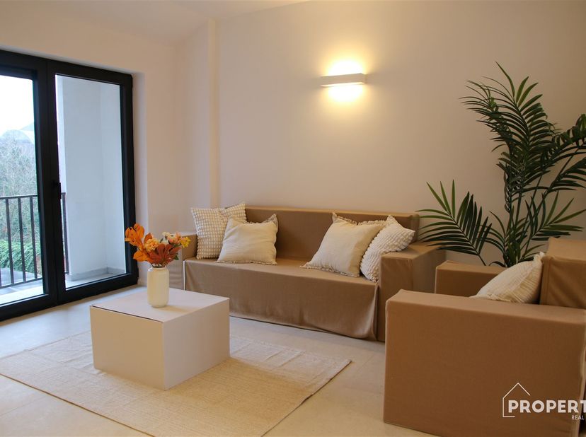 Op een toplocatie in het hart van Wevelgem bevindt zich dit recent gerenoveerde, energiezuinige appartement op de tweede verdieping. Dankzij de kwalit