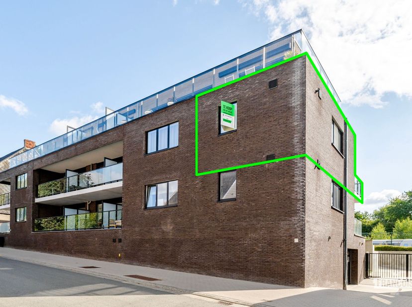 Dit recent (opgeleverd 2018) appartement met twee slaapkamers is ideaal gelegen tegenover scholen, winkels, openbaar vervoer én op wandelafstand van h