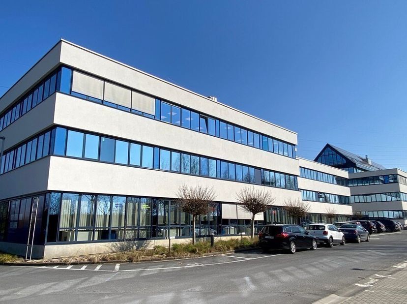 1260m² d'espace de bureau au 1er étage (divisible à partir de 219m²)<br />
Emplacement : à côté de la sortie E40 et R4 à Merelbeke, près de l'échangeu