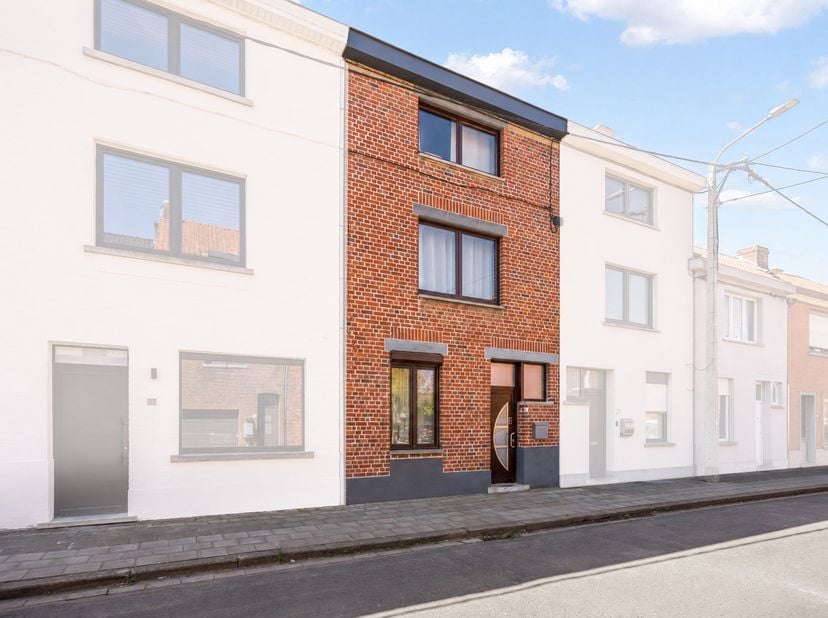 Située dans la Lijnwaadstraat, en plein cœur de Courtrai, vous trouverez cette maison familiale spacieuse où la lumière occupe une place centrale. L'e