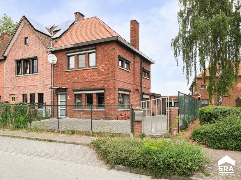 Bent u op zoek naar een woning die u volledig naar eigen smaak kunt renoveren en uitbreiden? Dan is deze halfopen gezinswoning in de Zandbergstraat te