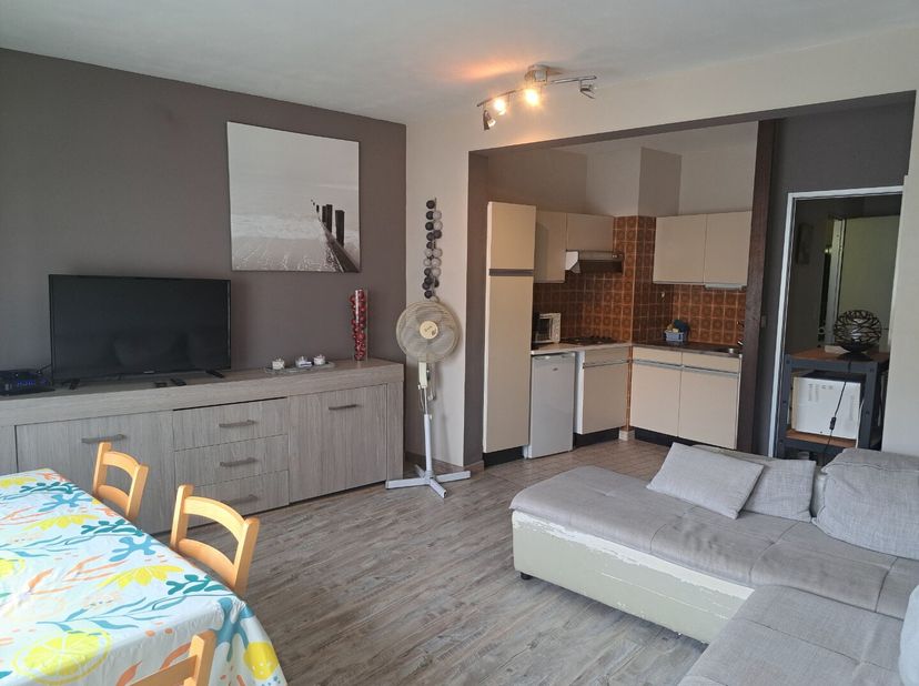 Appartement agréable avec 1 chambre à coucher  qui se trouve à 50 m de la digue et tout près du centre !<br />
Composition : hall d'entree , living sp