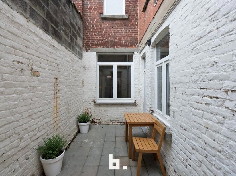 Op zoek naar een ruime en betaalbare woning met veel potentieel? Dan is deze gezellige rijwoning absoluut een bezoek waard!<br />
Gelegen in een rusti